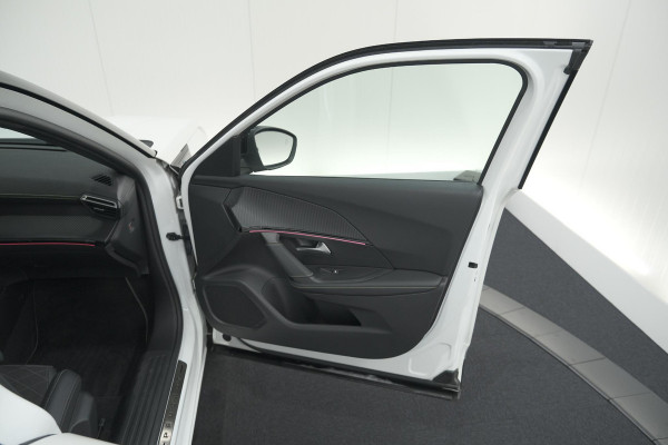 Peugeot e-2008 EV GT 50 kWh | 11 KW Laadfunctie   | Pack Winter | Alcantara | Navigatie | Camera