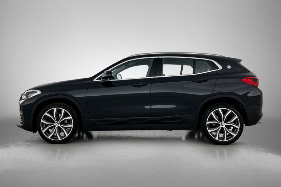 BMW X2 SDrive18i Executive Edition Automaat (NAVIGATIE, TREKHAAK AFNEEMBAAR, CAMERA, STOELVERWARMING, LED,)