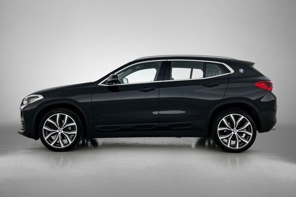 BMW X2 SDrive18i Executive Edition Automaat (NAVIGATIE, TREKHAAK AFNEEMBAAR, CAMERA, STOELVERWARMING, LED,)