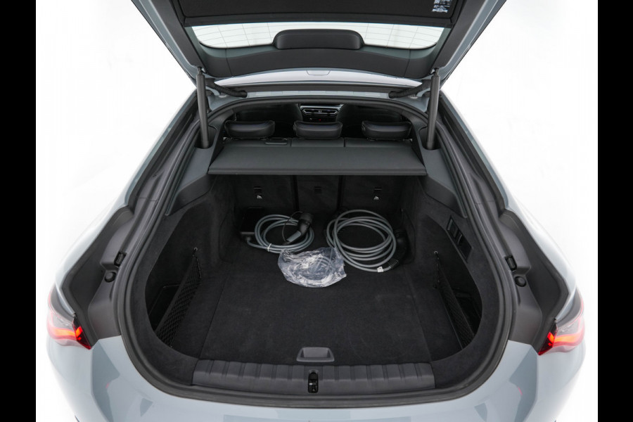 BMW i4 eDrive40 84 kWh M-Sport *M50 JAHRE* [ 3-Fase-11 kW ] {SOH-96%} (INCL-BTW) *LEATHER-ALCANTARA | FULL-LED | ADAPTIVE-CRUISE | HEATED-SPORTSEATS | CAMERA | DAB | DIGI-COCKPIT | NAVI-FULLMAP | AMBIENT-LIGHT | ECC | PDC | CARPLAY | KEYLESS | SHIFTPADDLES | 18
