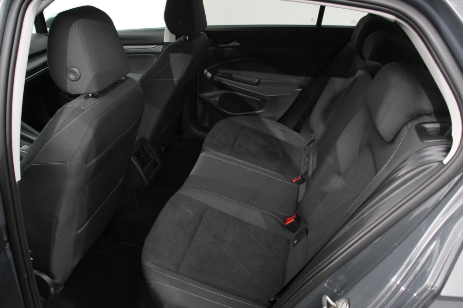 Volkswagen Golf 1.5 eTSI DSG Style 150Pk Panoramadak  Navigatie  Digitale Cockpit  Adaptive Cruise Control  Lane/Side/Travel Assist  LED Matrix  Camera
