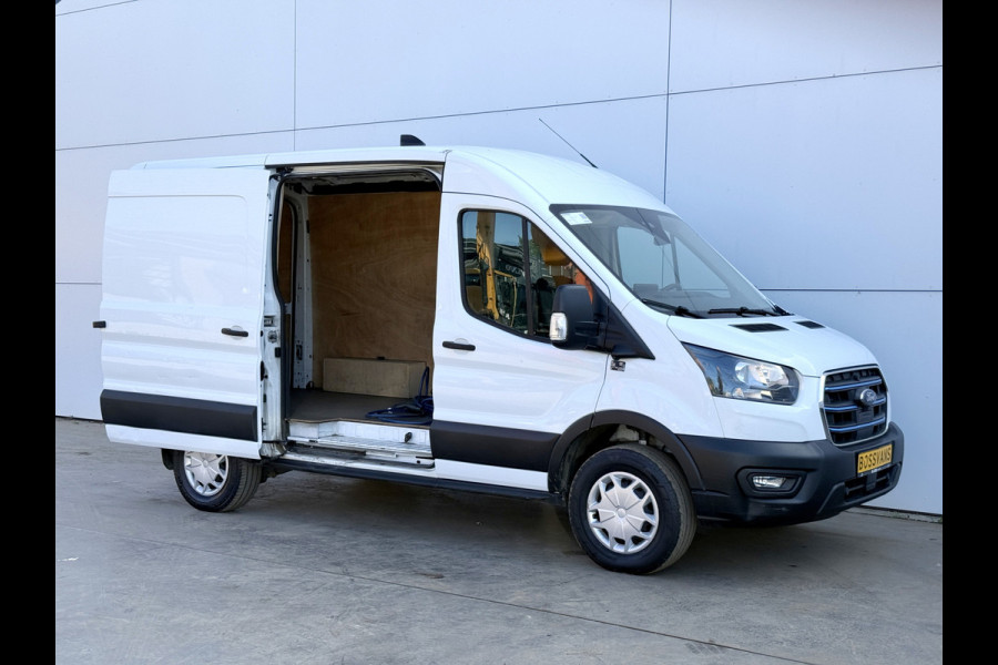 Ford E-Transit 68kWh 184PK L2H2 317km WLTP 94,9% (SOH) BEV Snelladen Cruise control Climate control Carplay Navigatie Laadkabel Parkeersensoren