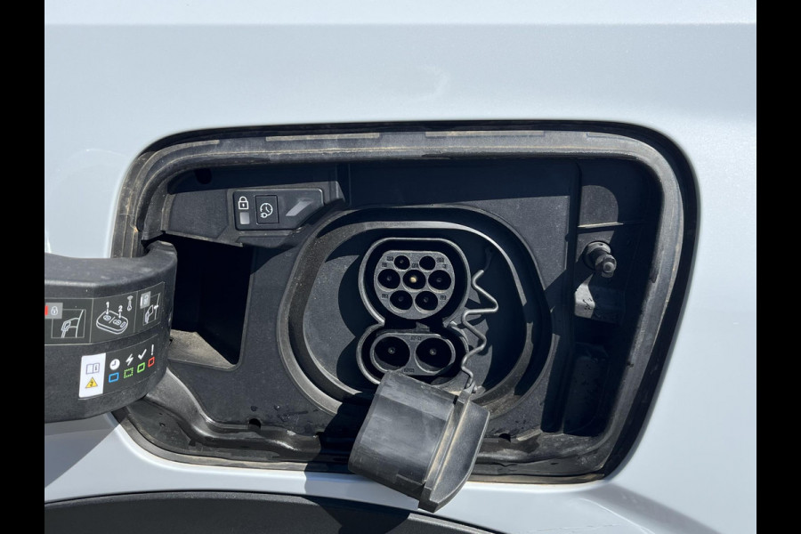Peugeot E-3008 Allure 73 kWh SOH 96%| ACHTERUITRIJCAMERA| | KEYLESS ENTRY | WARMTEPOMP| 11.000KM! | DIGI. DASH| STOELVERWARMING| CARPLAY/ ANDROID AUTO|