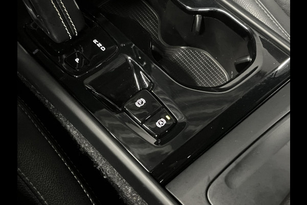 Volvo XC40 2.0 T4 AWD R-Design Trekhaak | Open dak | Stoelverwarming | Achteruitrij camera | Leder | Navigatie