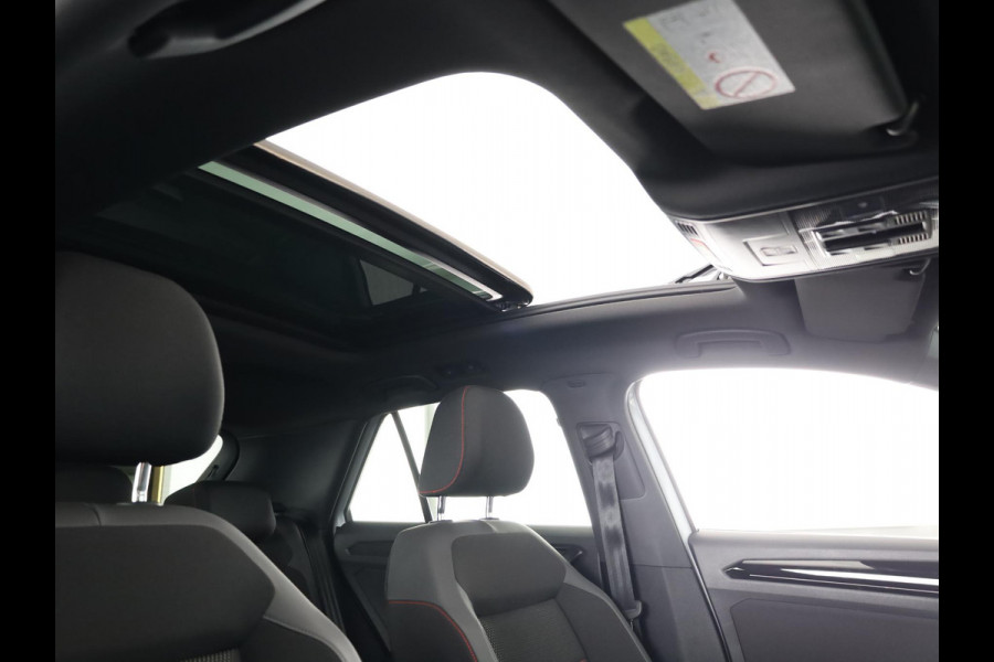 Volkswagen T-Roc 1.5 TSI Sport 150 pk Automaat (DSG) | Navigatie via App | Panoramadak | Parkeersensoren | Black Style pakket | Stoelverwarming |