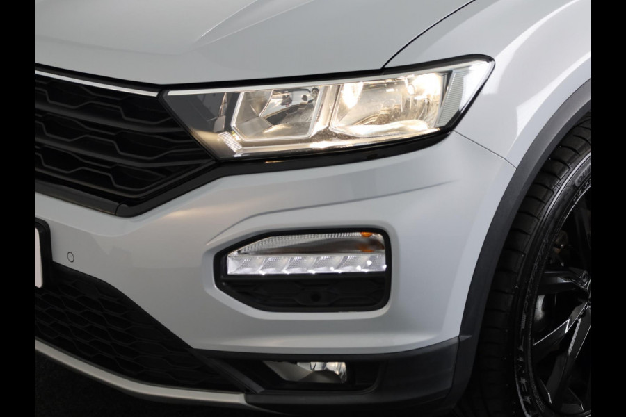 Volkswagen T-Roc 1.5 TSI Sport 150 pk Automaat (DSG) | Navigatie via App | Panoramadak | Parkeersensoren | Black Style pakket | Stoelverwarming |