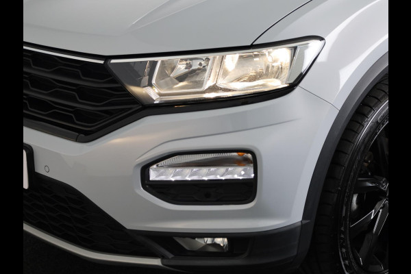 Volkswagen T-Roc 1.5 TSI Sport 150 pk Automaat (DSG) | Navigatie via App | Panoramadak | Parkeersensoren | Black Style pakket | Stoelverwarming |