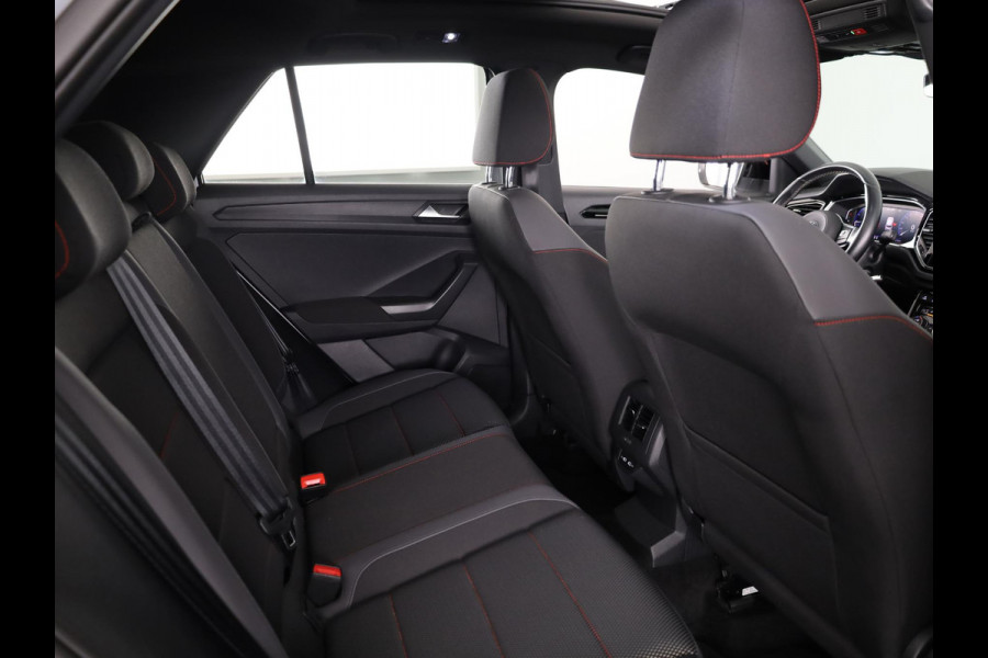 Volkswagen T-Roc 1.5 TSI Sport 150 pk Automaat (DSG) | Navigatie via App | Panoramadak | Parkeersensoren | Black Style pakket | Stoelverwarming |