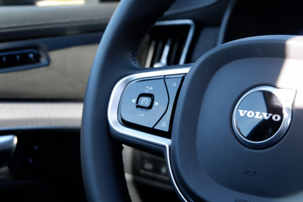 Volvo XC90 2.0 T8 AWD Ultra Dark PHEV / INCL. Fabrieksgarantie / Luchtverin