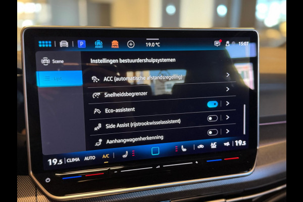 Volkswagen Golf 1.5 eTSI R-Line / 360 Camera / Pano / H/K / Stoel/Stuur verwarming / Carplay