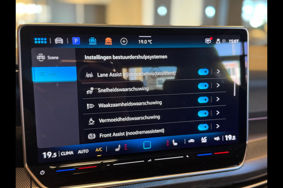 Volkswagen Golf 1.5 eTSI R-Line / 360 Camera / Pano / H/K / Stoel/Stuur verwarming / Carplay