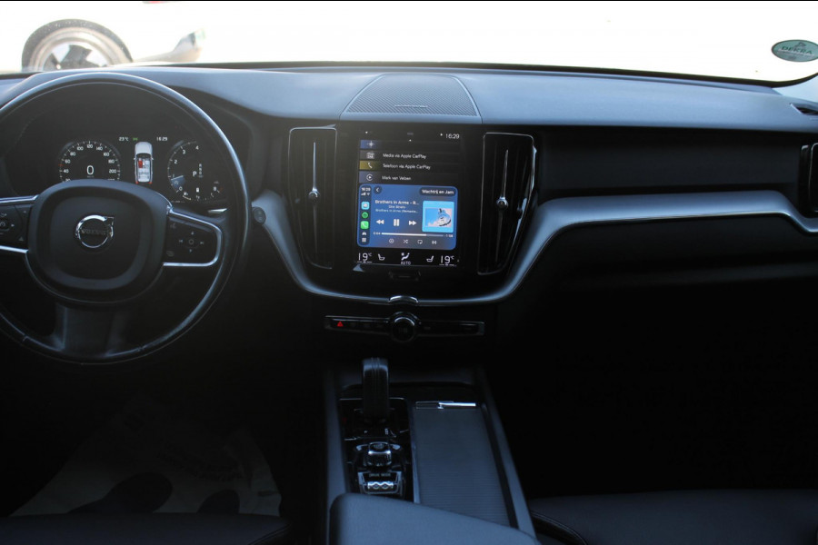 Volvo XC60 B5 250PK Automaat Momentum Exclusive Panoramisch schuif-kanteldak / Head-Up display / Semi elektrisch wegklapbare trekhaak / 19" lichtmetalen velgen / 360 graden rondomzicht camera