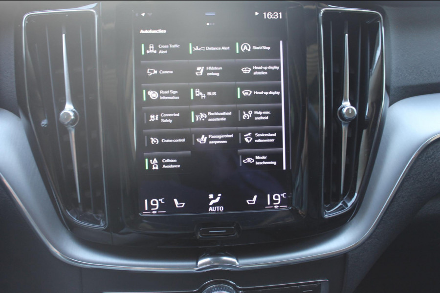 Volvo XC60 B5 250PK Automaat Momentum Exclusive Panoramisch schuif-kanteldak / Head-Up display / Semi elektrisch wegklapbare trekhaak / 19" lichtmetalen velgen / 360 graden rondomzicht camera