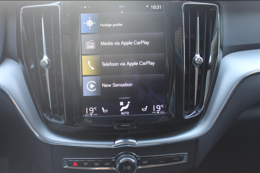 Volvo XC60 B5 250PK Automaat Momentum Exclusive Panoramisch schuif-kanteldak / Head-Up display / Semi elektrisch wegklapbare trekhaak / 19" lichtmetalen velgen / 360 graden rondomzicht camera