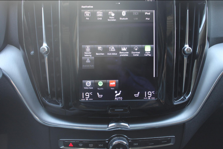 Volvo XC60 B5 250PK Automaat Momentum Exclusive Panoramisch schuif-kanteldak / Head-Up display / Semi elektrisch wegklapbare trekhaak / 19" lichtmetalen velgen / 360 graden rondomzicht camera