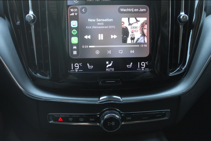 Volvo XC60 B5 250PK Automaat Momentum Exclusive Panoramisch schuif-kanteldak / Head-Up display / Semi elektrisch wegklapbare trekhaak / 19" lichtmetalen velgen / 360 graden rondomzicht camera
