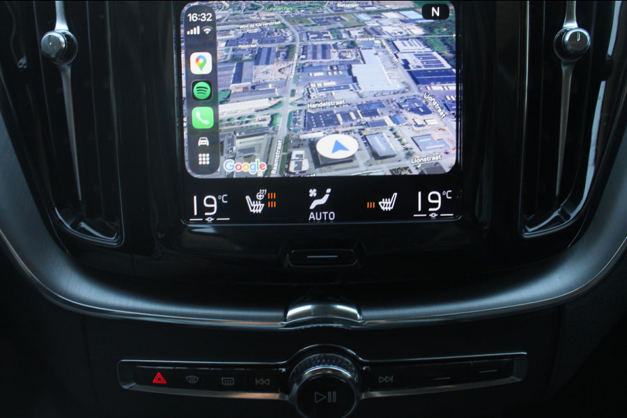 Volvo XC60 B5 250PK Automaat Momentum Exclusive Panoramisch schuif-kanteldak / Head-Up display / Semi elektrisch wegklapbare trekhaak / 19" lichtmetalen velgen / 360 graden rondomzicht camera