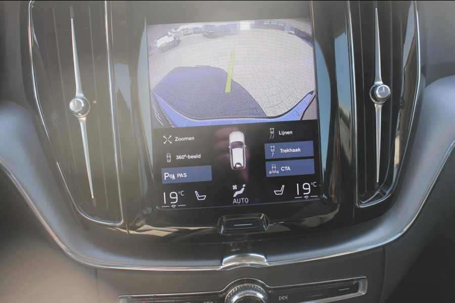 Volvo XC60 B5 250PK Automaat Momentum Exclusive Panoramisch schuif-kanteldak / Head-Up display / Semi elektrisch wegklapbare trekhaak / 19" lichtmetalen velgen / 360 graden rondomzicht camera