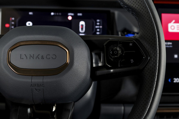 Lynk & Co 08 1.5 PHEV 349 PK More | 200km Elek. | S/K-Panodak | Elek. Stoel+Massage | Stoelverw.+Ventilatie | Matrix Led | Harman/Kardon | 360 Camera | Adapt. Cruise | NAV+App. Connect | LM 21" | 4146