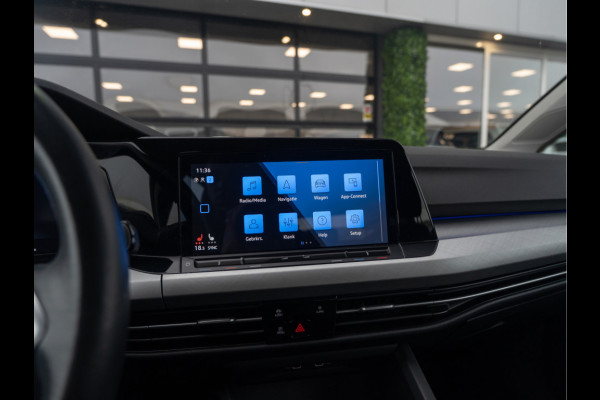 Volkswagen Golf 1.0 eTSI Life | Clima | Ambient | Carplay |