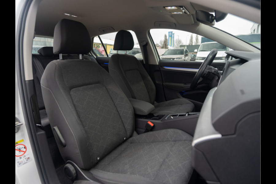 Volkswagen Golf 1.0 eTSI Life | Clima | Ambient | Carplay |