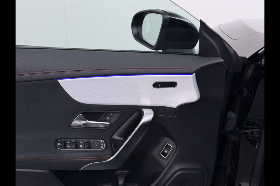 Mercedes-Benz CLA-Klasse 250e AMG // SoH 95% // Panoramadak // Carplay // MultiBeam LED // Sfeerverlichting // Night pakket // Keyless // 18" AMG