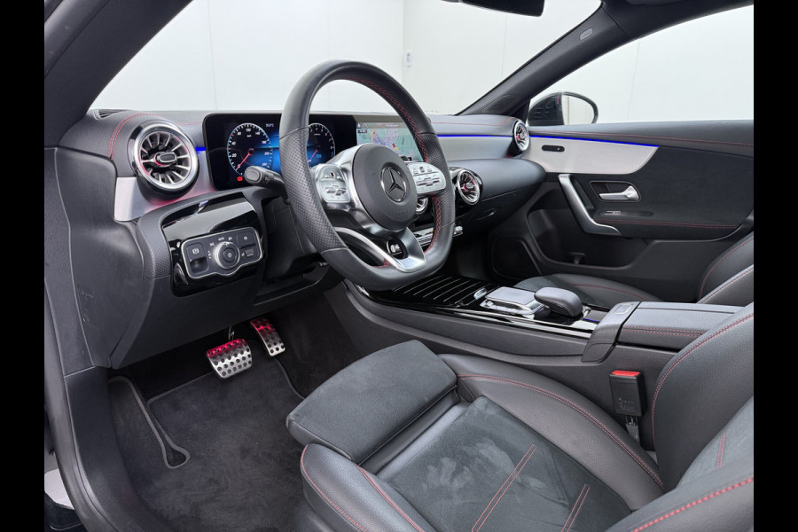 Mercedes-Benz CLA-Klasse 250e AMG // SoH 95% // Panoramadak // Carplay // MultiBeam LED // Sfeerverlichting // Night pakket // Keyless // 18" AMG