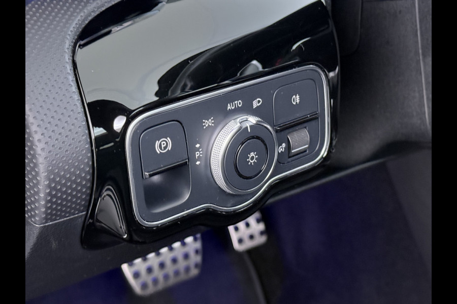 Mercedes-Benz CLA-Klasse 250e AMG // SoH 95% // Panoramadak // Carplay // MultiBeam LED // Sfeerverlichting // Night pakket // Keyless // 18" AMG