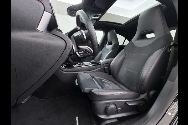 Mercedes-Benz CLA-Klasse 250e AMG // SoH 95% // Panoramadak // Carplay // MultiBeam LED // Sfeerverlichting // Night pakket // Keyless // 18" AMG