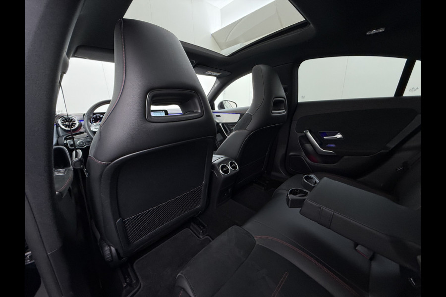 Mercedes-Benz CLA-Klasse 250e AMG // SoH 95% // Panoramadak // Carplay // MultiBeam LED // Sfeerverlichting // Night pakket // Keyless // 18" AMG