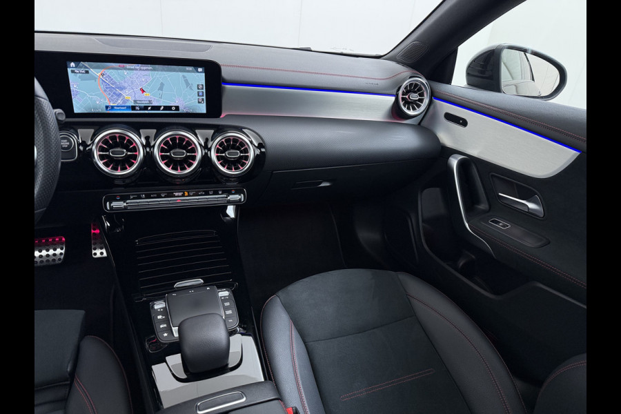 Mercedes-Benz CLA-Klasse 250e AMG // SoH 95% // Panoramadak // Carplay // MultiBeam LED // Sfeerverlichting // Night pakket // Keyless // 18" AMG
