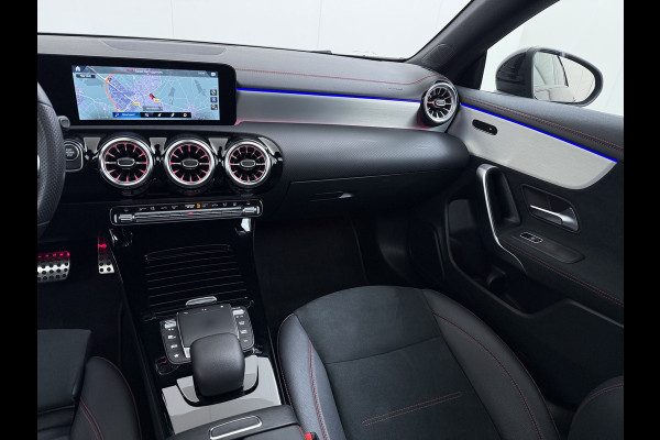 Mercedes-Benz CLA-Klasse 250e AMG // SoH 95% // Panoramadak // Carplay // MultiBeam LED // Sfeerverlichting // Night pakket // Keyless // 18" AMG