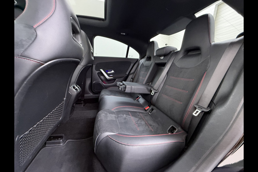 Mercedes-Benz CLA-Klasse 250e AMG // SoH 95% // Panoramadak // Carplay // MultiBeam LED // Sfeerverlichting // Night pakket // Keyless // 18" AMG