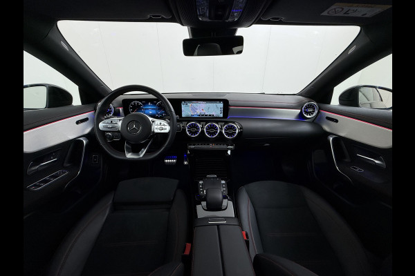 Mercedes-Benz CLA-Klasse 250e AMG // SoH 95% // Panoramadak // Carplay // MultiBeam LED // Sfeerverlichting // Night pakket // Keyless // 18" AMG