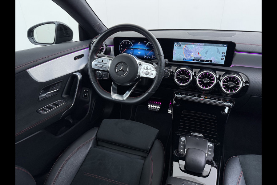 Mercedes-Benz CLA-Klasse 250e AMG // SoH 95% // Panoramadak // Carplay // MultiBeam LED // Sfeerverlichting // Night pakket // Keyless // 18" AMG