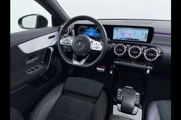 Mercedes-Benz CLA-Klasse 250e AMG // SoH 95% // Panoramadak // Carplay // MultiBeam LED // Sfeerverlichting // Night pakket // Keyless // 18" AMG