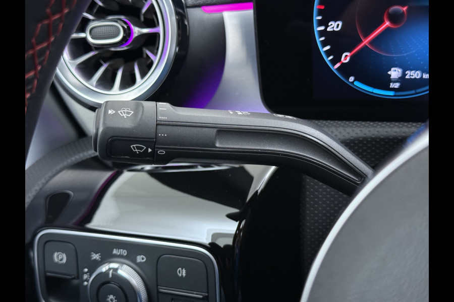 Mercedes-Benz CLA-Klasse 250e AMG // SoH 95% // Panoramadak // Carplay // MultiBeam LED // Sfeerverlichting // Night pakket // Keyless // 18" AMG