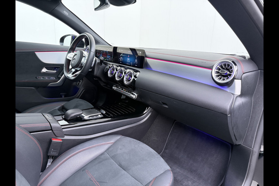 Mercedes-Benz CLA-Klasse 250e AMG // SoH 95% // Panoramadak // Carplay // MultiBeam LED // Sfeerverlichting // Night pakket // Keyless // 18" AMG