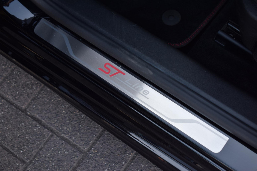 Ford Focus 1.0 EcoBoost Hybrid ST Line X | Pano | Stuur- en Stoelverw. | Sportstoelen