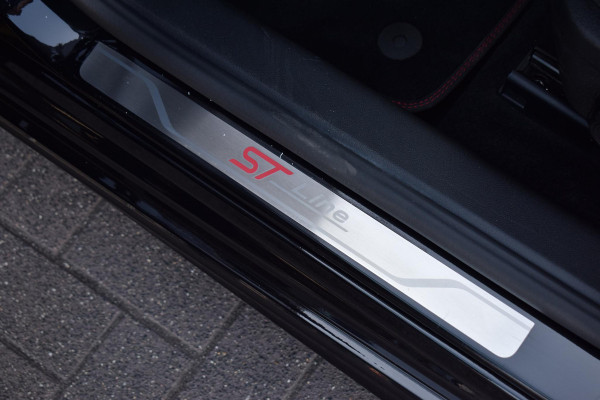 Ford Focus 1.0 EcoBoost Hybrid ST Line X | Pano | Stuur- en Stoelverw. | Sportstoelen