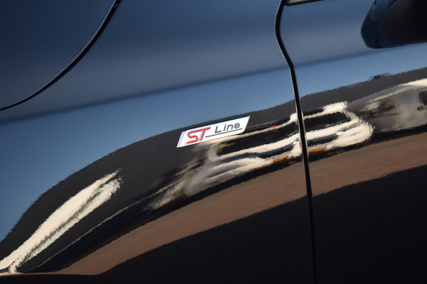Ford Focus 1.0 EcoBoost Hybrid ST Line X | Pano | Stuur- en Stoelverw. | Sportstoelen