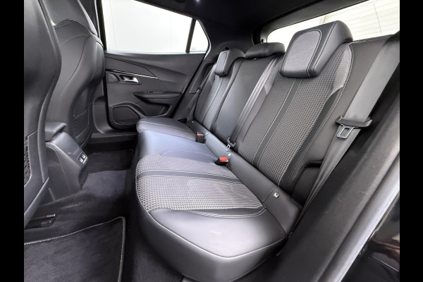 Peugeot e-2008 GT-Line EV50kWh Soh 93% 360Camera Navi Apple Carplay Android Ecc Cruise Control Keyless 1/2Leer Pdc DAB+ Bluetooth Led Connected services Verkeersbord detectie Usb PrivacyGlass 17''LM Regensensor Led Verkeersbord detectie
