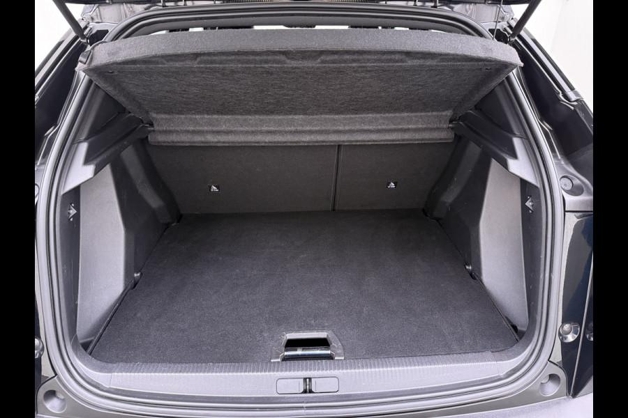 Peugeot e-2008 GT-Line EV50kWh Soh 93% 360Camera Navi Apple Carplay Android Ecc Cruise Control Keyless 1/2Leer Pdc DAB+ Bluetooth Led Connected services Verkeersbord detectie Usb PrivacyGlass 17''LM Regensensor Led Verkeersbord detectie