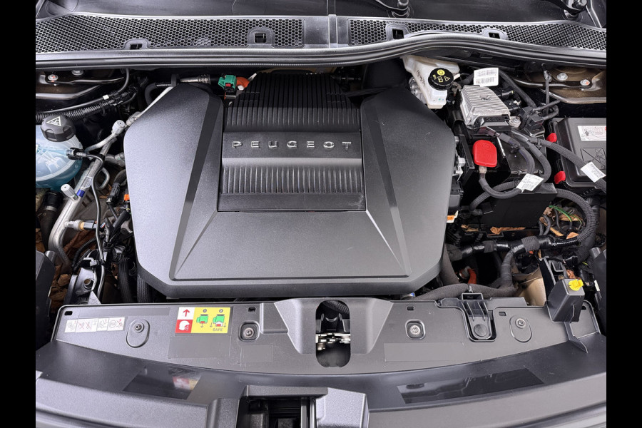 Peugeot e-2008 GT-Line EV50kWh Soh 93% 360Camera Navi Apple Carplay Android Ecc Cruise Control Keyless 1/2Leer Pdc DAB+ Bluetooth Led Connected services Verkeersbord detectie Usb PrivacyGlass 17''LM Regensensor Led Verkeersbord detectie