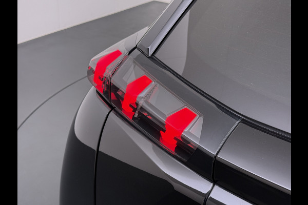 Peugeot e-2008 GT-Line EV50kWh Soh 93% 360Camera Navi Apple Carplay Android Ecc Cruise Control Keyless 1/2Leer Pdc DAB+ Bluetooth Led Connected services Verkeersbord detectie Usb PrivacyGlass 17''LM Regensensor Led Verkeersbord detectie