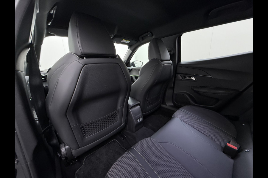 Peugeot e-2008 GT-Line EV50kWh Soh 93% 360Camera Navi Apple Carplay Android Ecc Cruise Control Keyless 1/2Leer Pdc DAB+ Bluetooth Led Connected services Verkeersbord detectie Usb PrivacyGlass 17''LM Regensensor Led Verkeersbord detectie