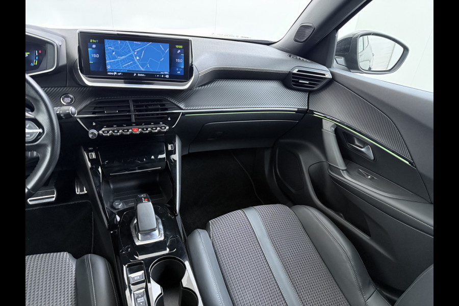 Peugeot e-2008 GT-Line EV50kWh Soh 93% 360Camera Navi Apple Carplay Android Ecc Cruise Control Keyless 1/2Leer Pdc DAB+ Bluetooth Led Connected services Verkeersbord detectie Usb PrivacyGlass 17''LM Regensensor Led Verkeersbord detectie