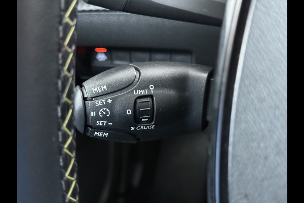Peugeot e-2008 GT-Line EV50kWh Soh 93% 360Camera Navi Apple Carplay Android Ecc Cruise Control Keyless 1/2Leer Pdc DAB+ Bluetooth Led Connected services Verkeersbord detectie Usb PrivacyGlass 17''LM Regensensor Led Verkeersbord detectie