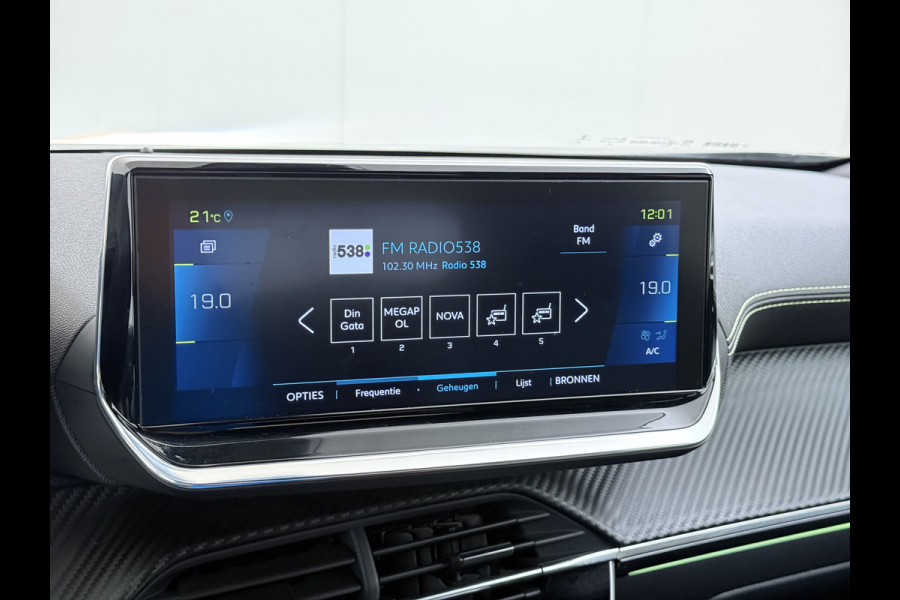 Peugeot e-2008 GT-Line EV50kWh Soh 93% 360Camera Navi Apple Carplay Android Ecc Cruise Control Keyless 1/2Leer Pdc DAB+ Bluetooth Led Connected services Verkeersbord detectie Usb PrivacyGlass 17''LM Regensensor Led Verkeersbord detectie