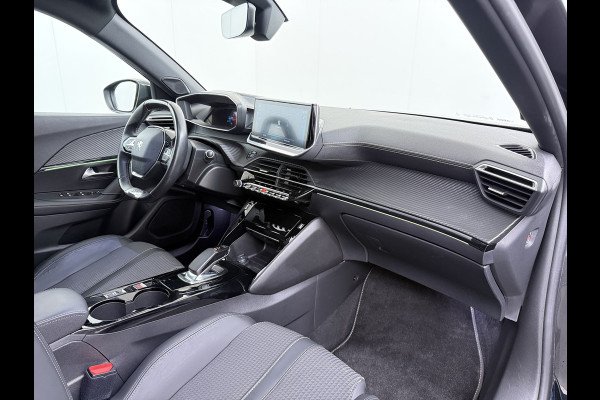 Peugeot e-2008 GT-Line EV50kWh Soh 93% 360Camera Navi Apple Carplay Android Ecc Cruise Control Keyless 1/2Leer Pdc DAB+ Bluetooth Led Connected services Verkeersbord detectie Usb PrivacyGlass 17''LM Regensensor Led Verkeersbord detectie